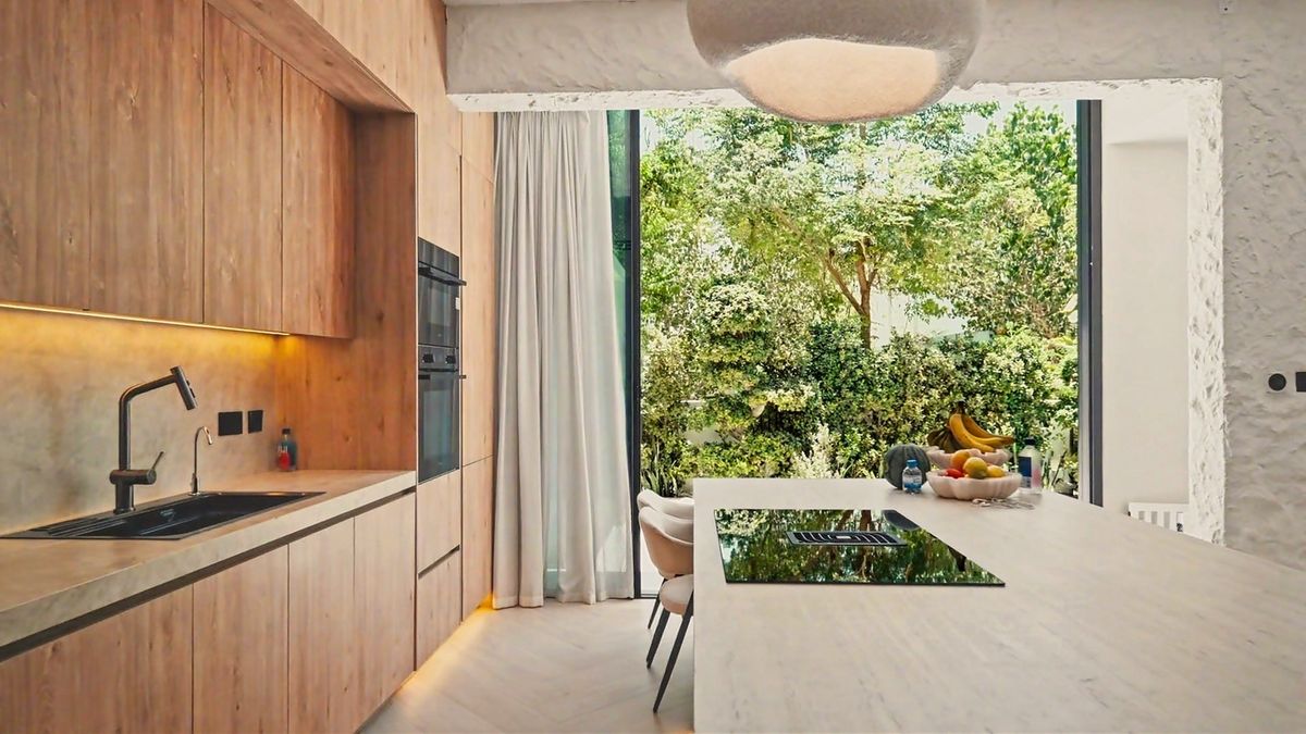 Kitchen opening onto the garden